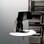 Serve de apoio para os livros e revistas e convida à leitura a luminária de mesa da Wall Lamps. Preço: R$ 2.291,35. Foto: Divulgação
