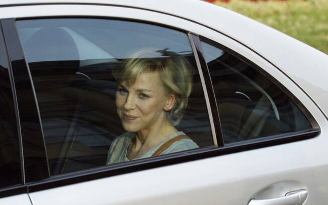 Naomi Watts aparece pela primeira vez com os cabelos curtos, próprios para seu próximo papel no cinema, o de Lady Di