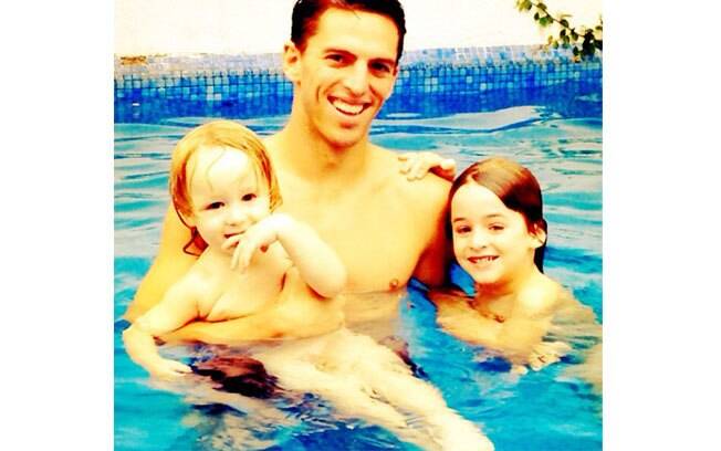 Em outra foto postada pela atriz, os filhos, Guy e Noah, aparecem na piscina com seu namorado, o jogador Amaury Nunes