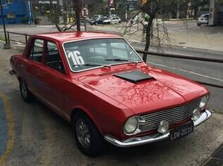 Ford Corcel Bino 1969 com faróis auxiliares e falsa entrada de ar no capô