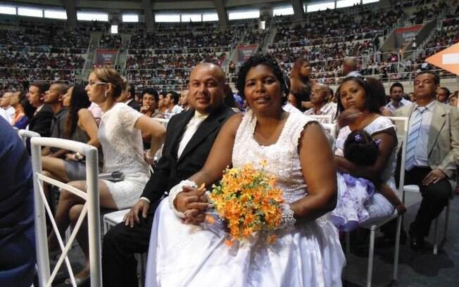 Casais oficializam união civil em casamento coletivo realizado no Rio de Janeiro, em 2014