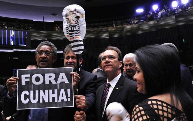 Oposição se manifesta no plenário durante a sessão de votação da perda de mandato do deputado afastado Eduardo Cunha