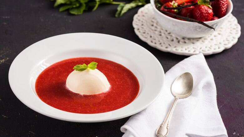 Sopa de morango com sorvete de creme