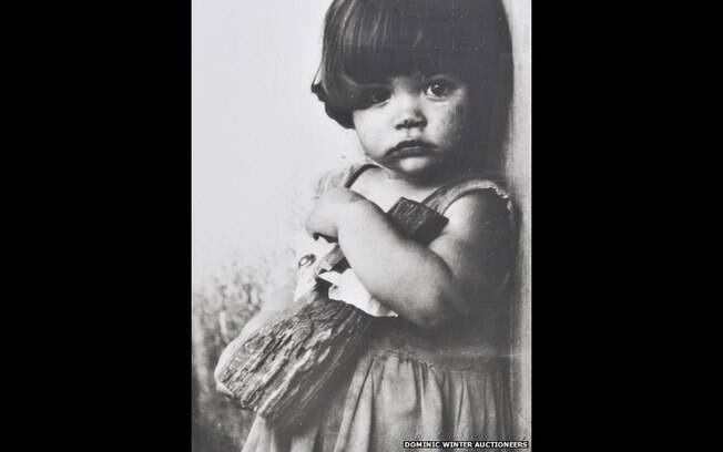Foto de menina com uma boneca de madeira foi feita em 1959 e era, de acordo com a casa de leilões, a imagem favorita de Alberto Korda