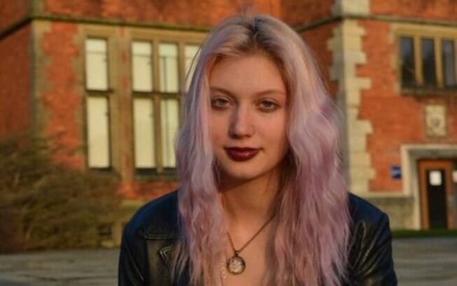 Evie é 'assexual' mas faz sexo com as três pessoas com quem mantém um relacionamento - ela é demissexual e adepta do poliamor