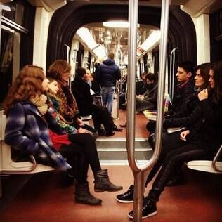 Fátima Bernardes e William Bonner andam de metro por Paris, França
