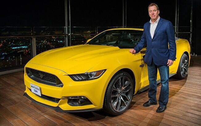 Bill Ford e o Mustang 2015 no Burj Khalifa, em Dubai