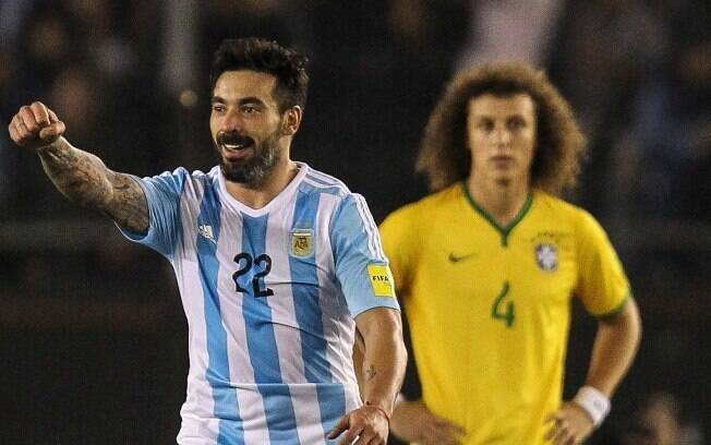 O atacante Lavezzi comemora gol argentino diante do Brasil. David Luiz só assistiu