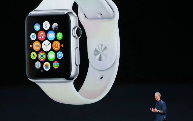 Tim Cook, CEO da Apple, apresenta o Apple Watch durante evento da empresa no mês passado