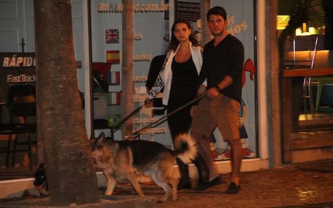 Acompanhada do namorado, Milena Toscano passeou com os cachorros... 