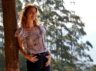Nathalia Dill como Laura