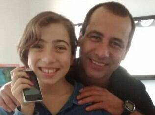 Maria Fernanda queria o celular desde os 10 anos de idade; pai conseguiu segurar até os 12
