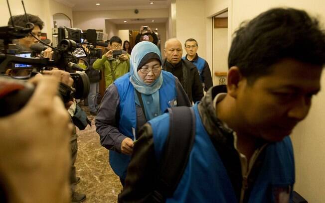 Parentes de passageiros do voo da Malaysia Airlines desaparecido aguardam por informação das buscas (9/3). Foto: AP
