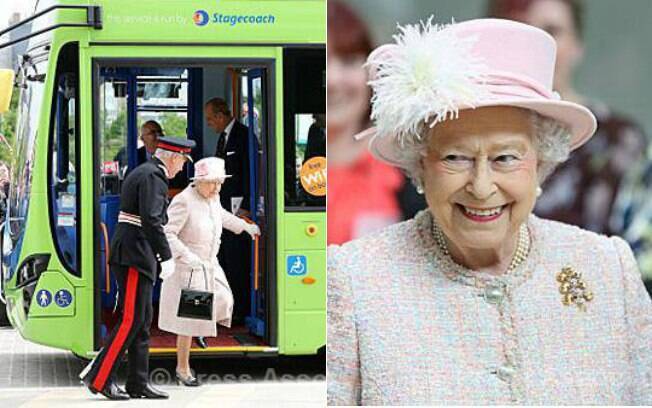 Rainha Elizabeth II usa transporte público em Cambridge