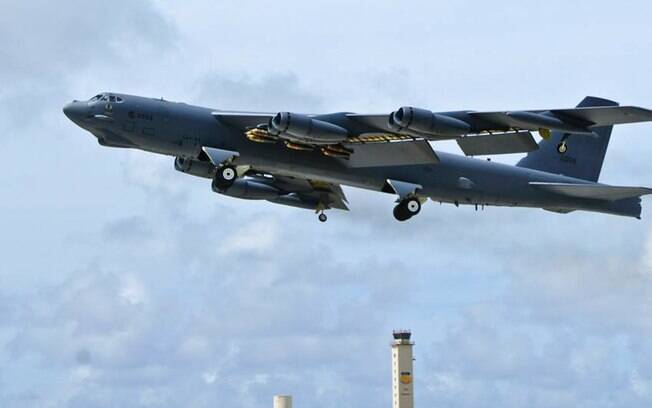 Imagem divulgada pelo Comando do Pacífico dos EUA, neste domingo, mostra bombardeiro B-52