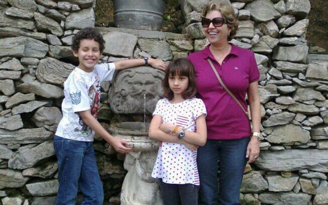 Antônia com os netos Rafael e Giovanna