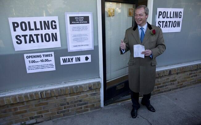 Nigel Farage, líder do Partido da Independência do Reino Unido, posa para os fotógrafos enquanto chega em estação de voto em Ramsgate, sudeste da Inglaterra