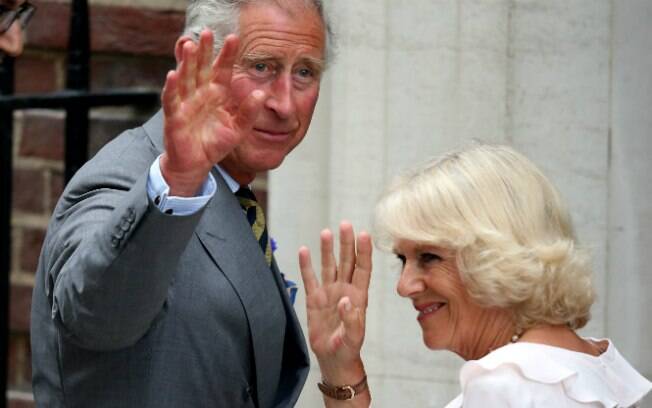 Príncipe Charles e Camila Parker-Bowels visitam o filho de William e Kate
