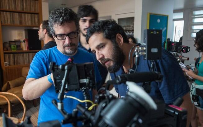 O cineasta Kleber Mendonça Filho, à esquerda, no set de