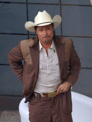 Brad Pitt com os trajes de seu personagem no longa
