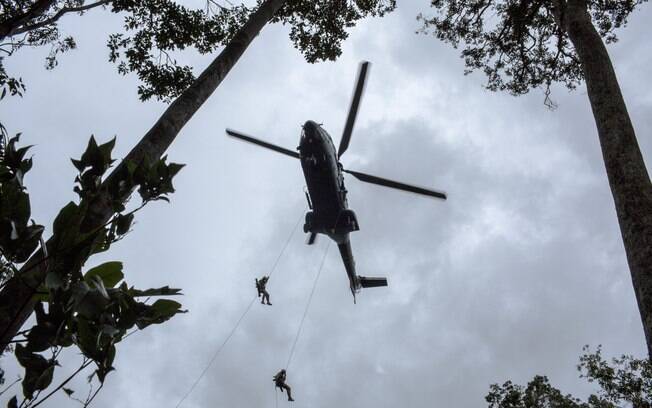 Soldados brasileiros descem de rapel de um helicóptero durante curso de guerra na selva executado pelo Centro de Instrução de Guerra na Selva do Brasil