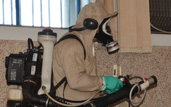 Agente da prefeitura de Cândido Mota faz nebulização em casa na cidade com 3,1 mil casos