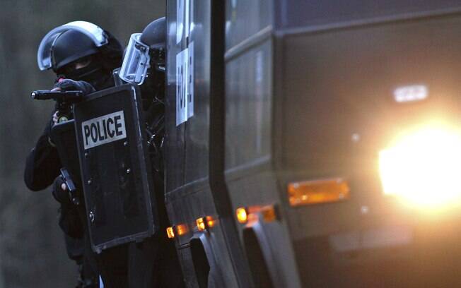 Polícia intensifica buscas no norte da França para capturar suspeitos de ataque
