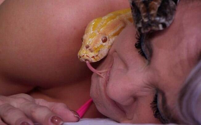 Juju Salimeni ganha beijo de cobra no 'Legendários'