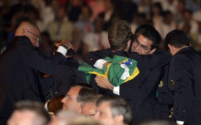 Medalhistas são cumprimentados por colegas de competição