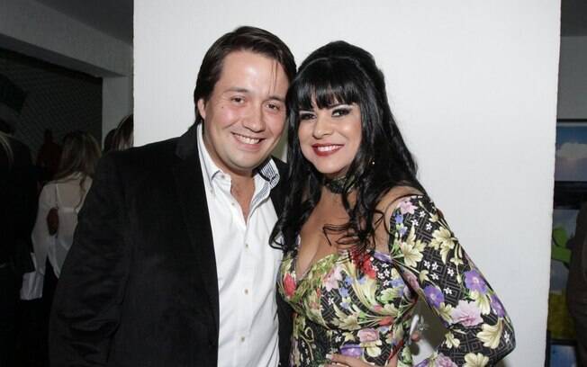 Mara Maravilha foi a uma festa em São Paulo com o noivo, o empresário Augusto César Vicente