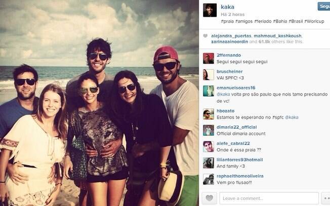 Kaká e Carol Celico entre amigos, na Bahia. A foto é do Instagram do jogador