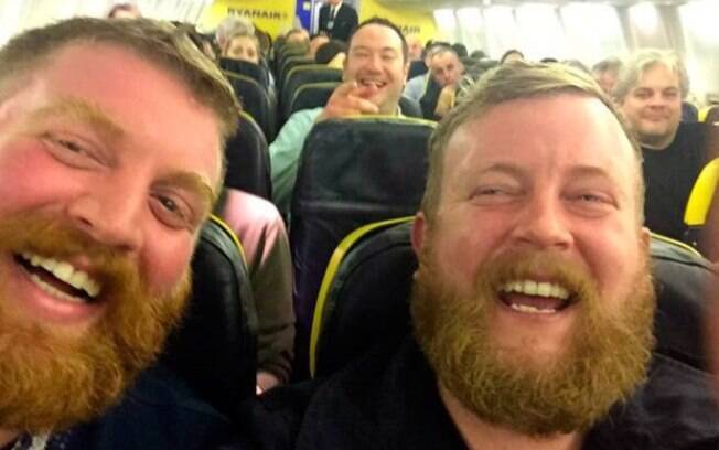 Desconhecidos que mais parecem irmãos gêmeos se encontraram em voo para a Escócia