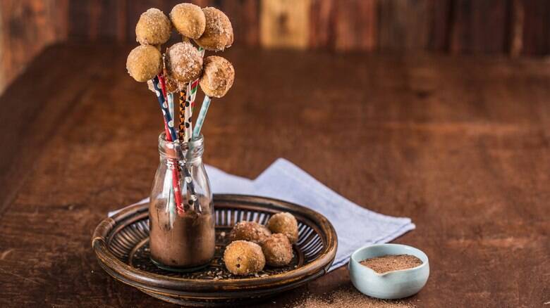 Bolinho de chuva recheado com brigadeiro