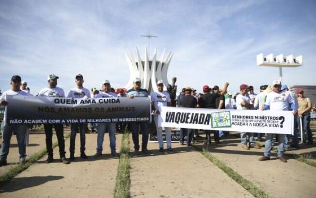 Manifestantes protestam contra decisão do Supremo Tribunal Federal de proibir a vaquejada no País 