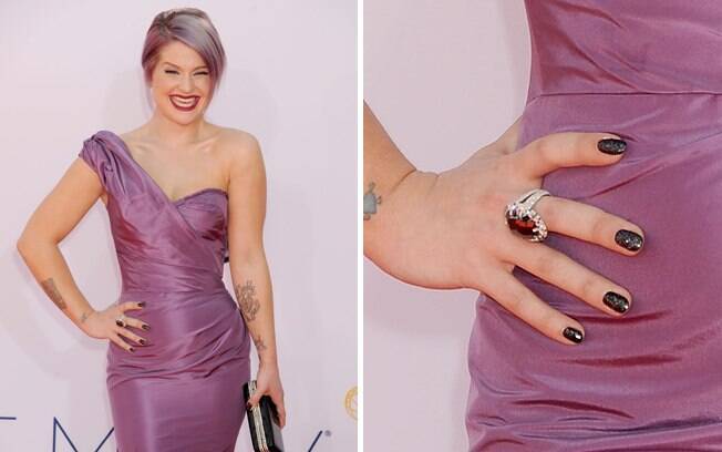 No detalhe, as unhas de Kelly Osbourne pintadas com o valioso esmalte Azature