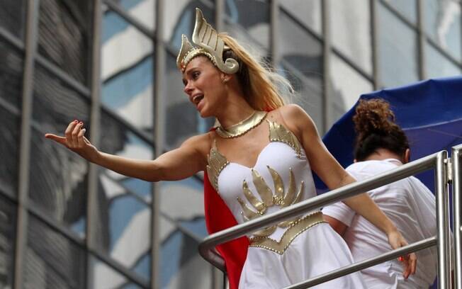Além de caipira, Carolina Dieckmann também já foi super-heroína no carnaval 