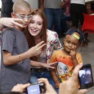 Marina Ruy Barbosa visita crianças que passam por tratamento de câncer