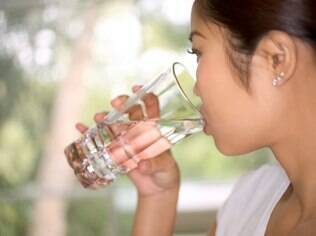 É importante beber água mesmo sem ter sede, alertam os especialistas