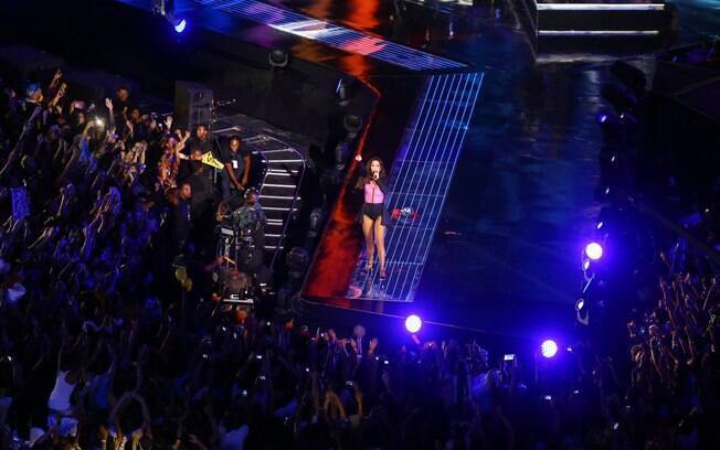 Ivete abriu o show com sua nova música de trabalho, 'Tempo de Alegria'