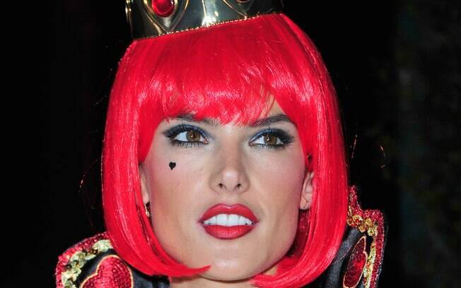 Alessandra Ambrosio vestida de Rainha de Copas
