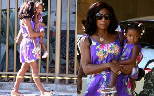 Gloria Maria circulou pelas ruas do Rio com o vestido com a mesma estampa da filha