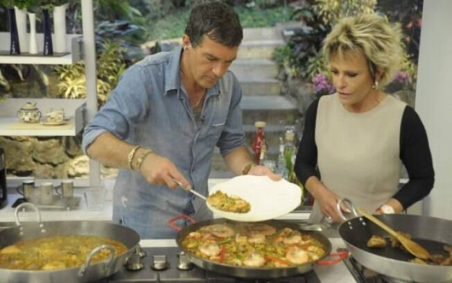 Durante sua passagem pelo Brasil, o ator espanhol Antonio Banderas fez sua famosa paella no programa 'Mais Você', na Globo
