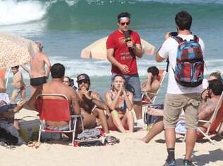 Luana Piovani é abordada na praia por humoristas do 'Pânico na Band'