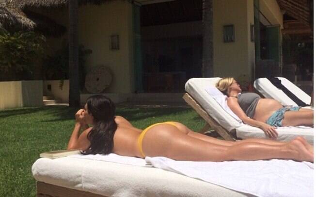 Kim Kardashian mostra foto tomando sol em Punta Mita, México