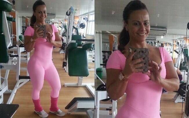 Em outra ocasião, Viviane Araújo apostou em um macacão todo pink para malhar