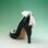 Acima, o sapato "a empregada doméstica", alude a um uniforme. O par foi criado e fabricado por Thea Cadabra e James Rooke em 1978. Foto: John Roan/ The Shoe Collection, Northampton Museums & Art Gallery