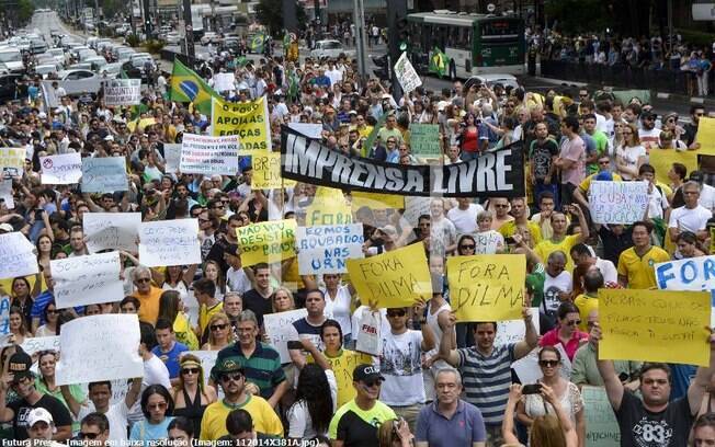 * Protesto contra Dilma Rousseff fecha avenida Paulista.