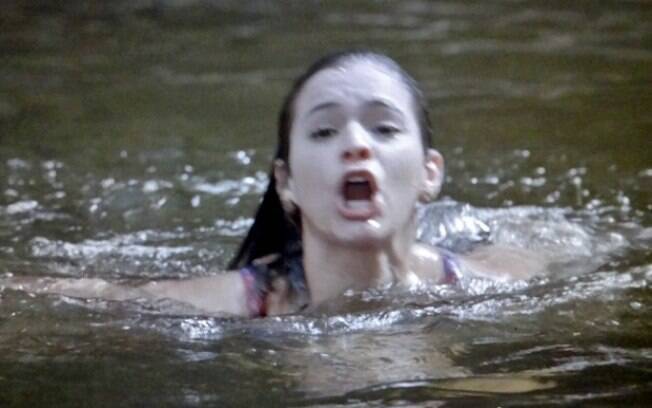 Luiza se afoga em lago após prender os pés em galhos e cipós