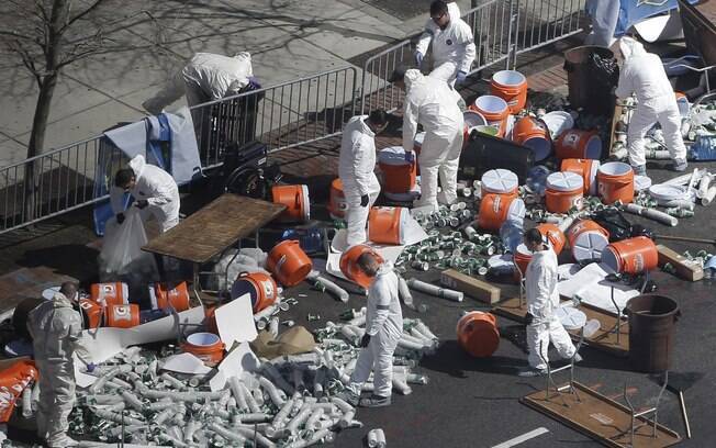 Investigadores vasculham área perto de linha de chegada de Maratona de Boston dois dias depois de explosão de bombas (17/04)