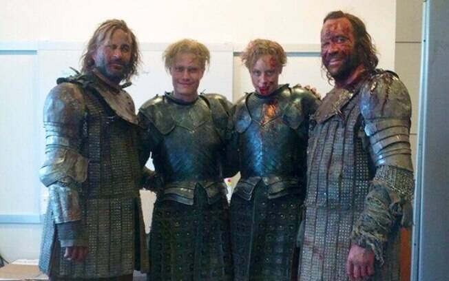 Gwendoline Christie and Rory McCann With e seus dublês em Game Of Thrones